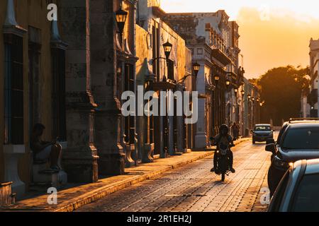 Sonnenuntergang in der Altstadt von Campeche, einer spanischen Kolonialstadt in Mexiko Stockfoto