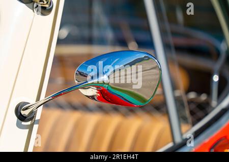 Rückspiegel mit Metallabdeckung im Retro-Look Stockfoto