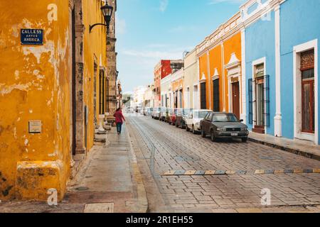 Gebäude aus der spanischen Kolonialzeit in verschiedenen lebhaften Farben auf der Calle 59 im historischen Zentrum der Stadt Campeche, Mexiko Stockfoto