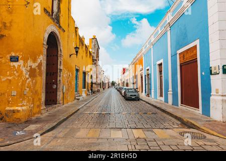 Gebäude aus der spanischen Kolonialzeit in verschiedenen lebhaften Farben auf der Calle 59 im historischen Zentrum der Stadt Campeche, Mexiko Stockfoto