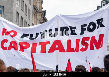 Demonstranten haben ein Banner gegen den Kapitalismus Stockfoto