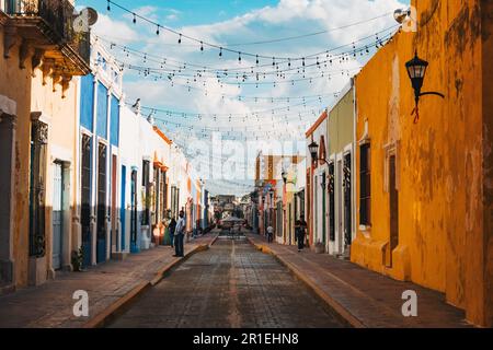 Farbenfrohe Gebäude entlang der Calle 59, einer beliebten Straße für Restaurants und Nachtleben in der Stadt Campeche, Mexiko Stockfoto