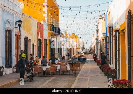 Farbenfrohe Gebäude umgeben Esstische an der Calle 59, einer beliebten Straße für Restaurants und Nachtleben in Campeche, Mexiko Stockfoto