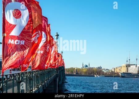 St. Petersburg, Russland - 08. Mai 2023. Flaggen für den Siegesfeiertag auf der Trinity Bridge Stockfoto