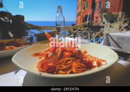 Seafood Spaghetti Pasta – Spaghetti-Platte mit Meeresfrüchten. Nudelgericht mit Mantis-Garnelen Stockfoto
