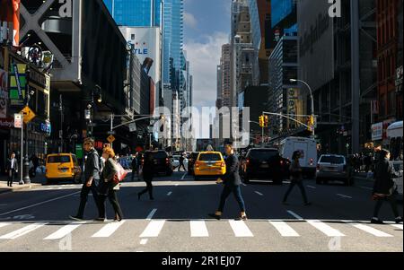 New York City - 17. April 2016 : Menschen überqueren die 5. Avenue Street in New York City. Die teuersten Geschäfte und Apartments befinden sich hier Stockfoto