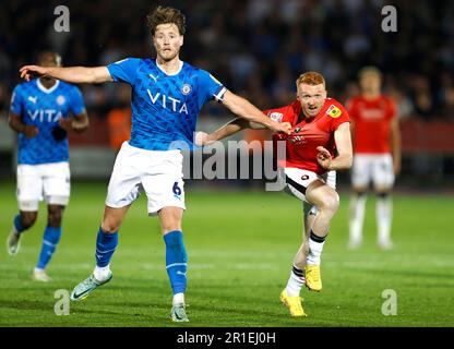 Fraser Horsfall (links) im Stockport County und Callum Morton in Salford City kämpfen um den Ball während des zweiten Spiels der Sky Bet League im Halbfinale der ersten Etappe im Peninsula Stadium in Salford. Foto: Samstag, 13. Mai 2023. Stockfoto