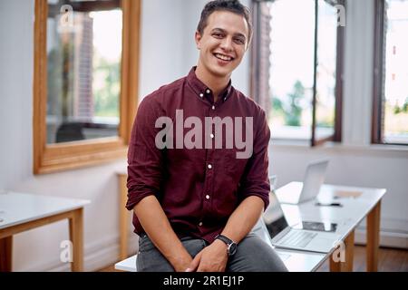 Alle Wege, die zum Erfolg führen, müssen harte Arbeit durchlaufen. Porträt eines jungen Geschäftsmannes in einem Büro. Stockfoto