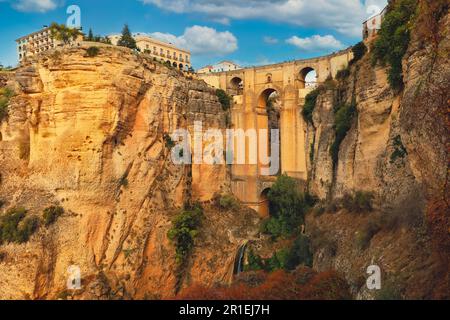 Blick auf die neue Brücke Puente Nuevo in Ronda, Provinz Malaga, Spanien Stockfoto