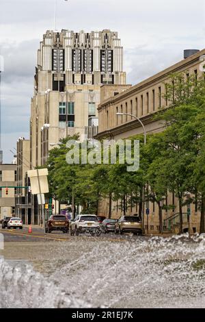 Niagara Mohawk Building, Blick vom Clinton Square Brunnen. Der Art déco-Turm ist ein Wahrzeichen von Syrakus. Stockfoto