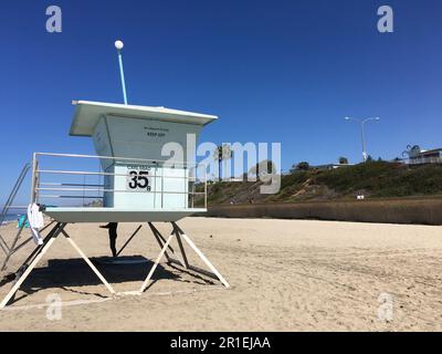 Rettungsschwimmturm am Carlsbad State Beach in Carlsbad, Kalifornien, USA Stockfoto