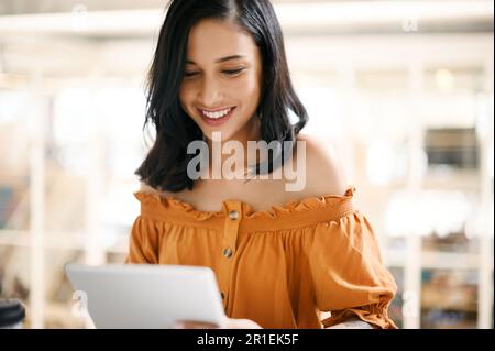 Online durch neue Welten navigieren. Eine junge Geschäftsfrau, die ein digitales Tablet in einem Büro verwendet. Stockfoto
