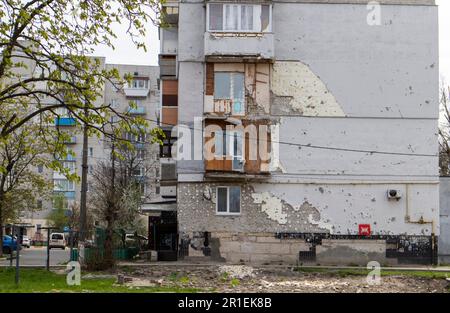 Verbrannte Wohnungen in einem mehrstöckigen Wohngebäude, die Folgen des Krieges in der Ukraine. Gebäude, die durch Muscheln beschädigt wurden. Echt gruselige Aufnahmen von T Stockfoto