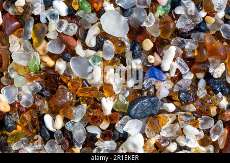Isolierte Nahaufnahme von Strandglas an einem Strand in Kauai, Hawaii. Stockfoto