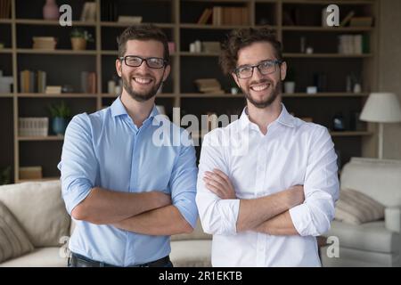Ein positives, selbstbewusstes Familienfoto von Geschäftspartnern Stockfoto