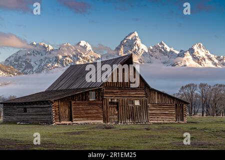 Die T.A Moulton Scheune im Mormon Row Historic District entlang der Antelope Flats mit den Grand Teton Mountains im Grand Teton National Park, Wyoming. Stockfoto