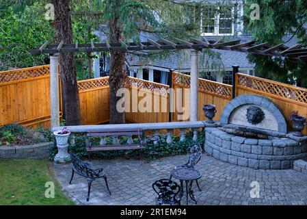 Innenhof eines alten Ranchhauses mit einem Steinbrunnen im Zentrum in der Nähe der Stadt Stockfoto