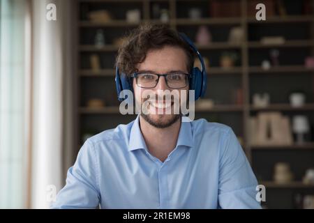 Glücklicher junger Geschäftsmann in stilvoller Brille Stockfoto