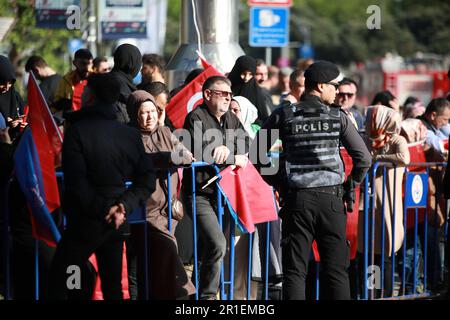 Istanbul, Türkei. 13. Mai 2023. Anhänger des türkischen Präsidenten Recep Tayyip Erdogan nehmen an einer Wahlkampagne der Partei für Gerechtigkeit und Entwicklung im Stadtteil Kasimpasa im Zentrum Istanbuls Teil. Präsidentschaftskandidaten aller Parteien veranstalten Wahlkampfkundgebungen in der Türkei am letzten Tag. Präsidentschaftskandidaten aller Parteien haben am letzten Tag Wahlkampfkundgebungen in der Türkei abgehalten. Kredit: SOPA Images Limited/Alamy Live News Stockfoto