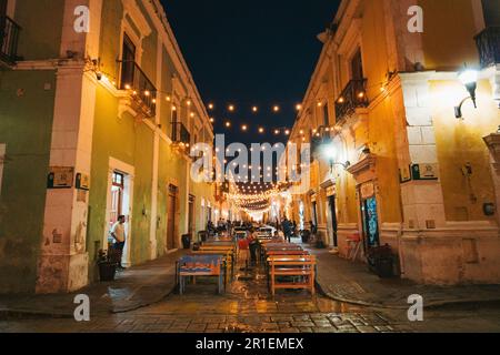 Calle 59, eine beliebte Fußgängerzone voller Bars und Restaurants in der Altstadt von Campeche, Mexiko Stockfoto