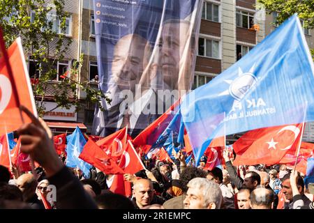 Istanbul, Türkei. 13. Mai 2023. Anhänger des türkischen Präsidenten Recep Tayyip Erdogan nehmen an einer Wahlkampagne der Partei für Gerechtigkeit und Entwicklung im Stadtteil Kasimpasa im Zentrum Istanbuls Teil. Präsidentschaftskandidaten aller Parteien veranstalten Wahlkampfkundgebungen in der Türkei am letzten Tag. Präsidentschaftskandidaten aller Parteien haben am letzten Tag Wahlkampfkundgebungen in der Türkei abgehalten. (Foto: Shady Alassar/SOPA Images/Sipa USA) Guthaben: SIPA USA/Alamy Live News Stockfoto