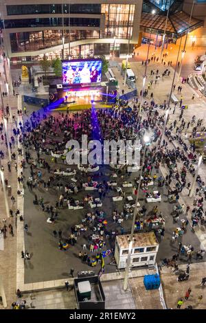 Centenary Square, Birmingham, 13. Mai 2023 - Birmingham's Großbildleinwand, auf der das Eurovision Song Concert 2023 vor Fans aus vielen verschiedenen Ländern gespielt wurde. Quelle: Stop Press Media/Alamy Live News Stockfoto