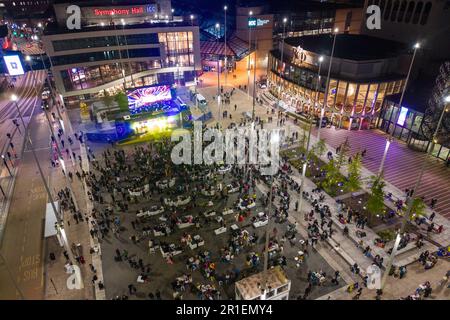 Centenary Square, Birmingham, 13. Mai 2023 - Birmingham's Großbildleinwand, auf der das Eurovision Song Concert 2023 vor Fans aus vielen verschiedenen Ländern gespielt wurde. Quelle: Stop Press Media/Alamy Live News Stockfoto