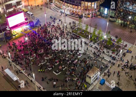 Centenary Square, Birmingham, 13. Mai 2023 - Birmingham's Großbildleinwand, auf der das Eurovision Song Concert 2023 vor Fans aus vielen verschiedenen Ländern gespielt wurde. Quelle: Stop Press Media/Alamy Live News Stockfoto