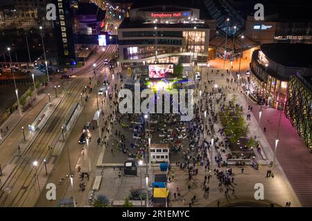 Centenary Square, Birmingham, 13. Mai 2023 - Birmingham's Großbildleinwand, auf der das Eurovision Song Concert 2023 vor Fans aus vielen verschiedenen Ländern gespielt wurde. Quelle: Stop Press Media/Alamy Live News Stockfoto