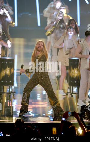 2022 der britische Teilnehmer Sam Ryder tritt während der Pause beim Grand Finale des Eurovision Song Contest in der M&S Bank Arena in Liverpool auf. Foto: Samstag, 13. Mai 2023. Stockfoto