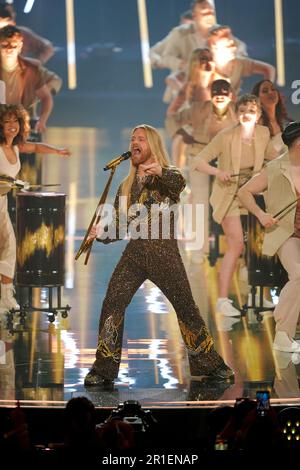 2022 der britische Teilnehmer Sam Ryder tritt während der Pause beim Grand Finale des Eurovision Song Contest in der M&S Bank Arena in Liverpool auf. Foto: Samstag, 13. Mai 2023. Stockfoto