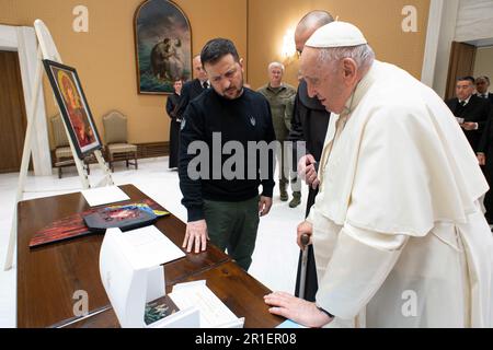 Rom, Italien. 13. Mai 2023. Der ukrainische Präsident Volodymyr Zelenskyy, links, präsentiert das Gemälde "Loss, 2022-58" von Oleksiy Revika an Papst Franziskus, rechts, während eines Besuchs im Vatikan am 13. Mai 2023 in Rom, Italien. Das Gemälde wurde mit einer kugelsicheren Westenteller erschaffen, die von einem ukrainischen Soldaten getragen und mit einem Bild der Madonna bemalt wurde. Kredit: Pool Photo/Pressestelle Des Ukrainischen Präsidenten/Alamy Live News Stockfoto