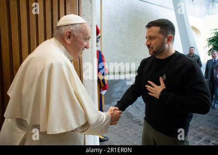 Rom, Italien. 13. Mai 2023. Papst Franziskus, links, begrüßt den ukrainischen Präsidenten Wolodymyr Zelenskyy, rechts, während eines Besuchs im Vatikan am 13. Mai 2023 in Rom, Italien. Kredit: Pool Photo/Pressestelle Des Ukrainischen Präsidenten/Alamy Live News Stockfoto