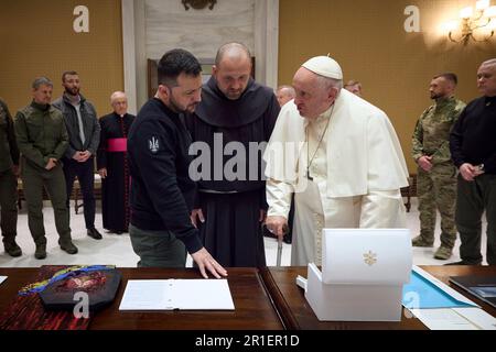 Rom, Italien. 13. Mai 2023. Der ukrainische Präsident Volodymyr Zelenskyy, links, präsentiert das Gemälde "Loss, 2022-58" von Oleksiy Revika an Papst Franziskus, rechts, während eines Besuchs im Vatikan am 13. Mai 2023 in Rom, Italien. Das Gemälde wurde mit einer kugelsicheren Westenteller erschaffen, die von einem ukrainischen Soldaten getragen und mit einem Bild der Madonna bemalt wurde. Kredit: Pool Photo/Pressestelle Des Ukrainischen Präsidenten/Alamy Live News Stockfoto