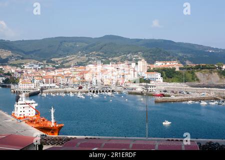 Bermeo Harbour and Settlement View, Spanien. Spanische Landschaft Stockfoto