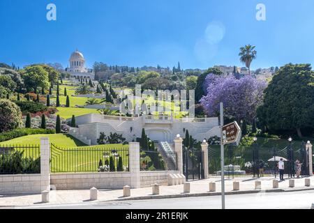 Haifa, Israel, 13. Mai 2023: Blick von der deutschen Kolonie auf Gemon Mount Carmel zum Bahai-Tempel, der Innenstadt und dem Hafen der Stadt Haifa in Israel Stockfoto