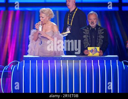 Hannah Waddingham und Graham Norton während des Grand Finales des Eurovision Song Contest in der M&S Bank Arena in Liverpool. Foto: Samstag, 13. Mai 2023. Stockfoto