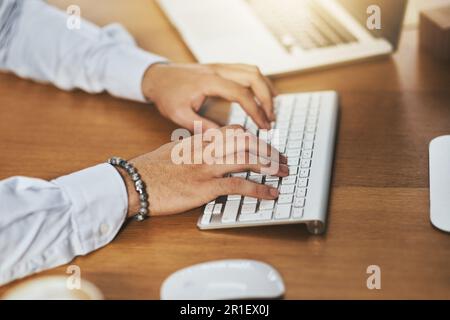 Hände, Büro oder Person, die an einem Computer tippt, der an einem Unternehmensprojekt arbeitet, oder Online-Recherche am Büroschreibtisch. Mann, Nahaufnahme oder männlicher Werbetext Stockfoto