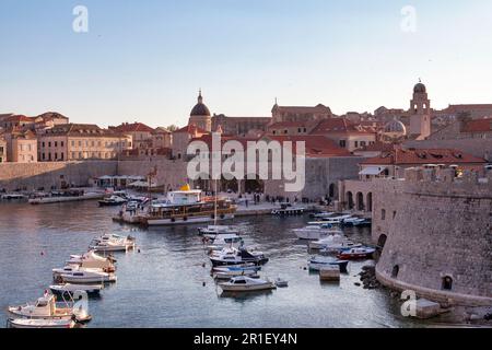 Dubrovnik, Kroatien - 19 2019. April: Boote liegen im alten Hafen vor. Stockfoto