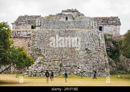 Besucher stehen vor einer großen Steintreppe zum Nonnenkloster in Chichén Itzá, Mexiko, einer der wichtigsten archäologischen Stätten der Maya Stockfoto