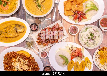 Lateinische Küche, Fisch mit Kokosnuss, gebratener Reis, Ceviche mit Popcorn, Patacone mit Saucen, gebratene Yucca, Roastbeef und geriebene Biene Stockfoto