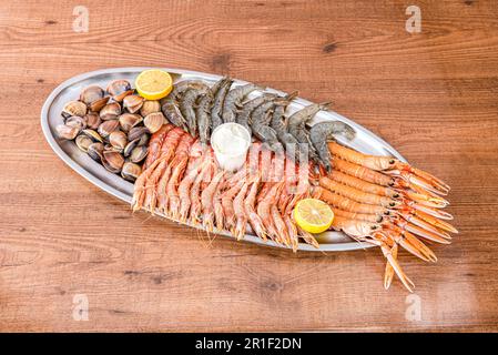 Ein Tablett voller frischer Meeresfrüchte auf einem Holztisch Stockfoto
