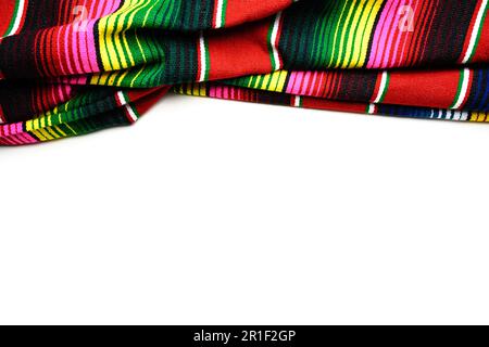 Mexikanische Decke, Serape auf weißem Hintergrund mit Kopierraum Stockfoto