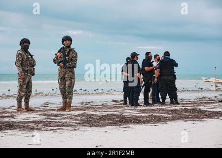 Mexikanische Armee und Polizei führen eine Operation an einem Strand in einer touristischen Stadt auf Isla Holbox, Yucatán, Mexiko, durch Stockfoto