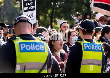 Melbourne, Australien, 13. Mai 2023. Antifaschistische Demonstranten singen bei einer hitzigen politischen Kundgebung gegen den Rassismus hinter einer Polizeilinie, während rechtsextreme Neonazi-Gruppen eine Demonstration im staatsparlament abhielten, die am 13. Mai 2023 in Melbourne, Australien, zu Zusammenstößen und Abrissen führte. Kredit: Michael Currie/Speed Media/Alamy Live News Stockfoto