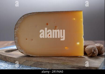 Käsesammlung, belgischer alter gelber Kuhmilchkäse aus Brügge, Käse und Bier Stockfoto