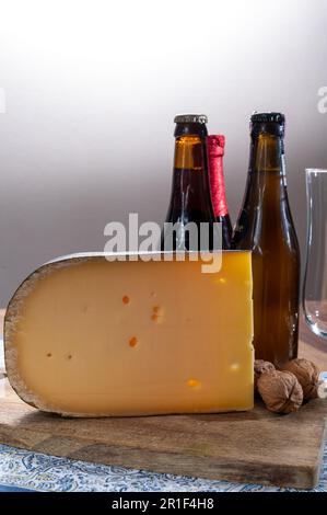 Käse und Bier, belgisches Bier und alter gelber Kuhmilchkäse aus Brügge, Belgien Stockfoto