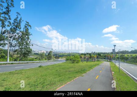 Campinas-sp, Brasilien, 12,2023. Mai, entfernter Blick auf die Stadt campinas sp an einem sonnigen Tag mit einem Radweg rechts vom Bild Stockfoto