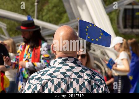 Liverpool - 13. Mai 2023 - das Finale des Eurovision Song Contest 2023. Mann mit EU-Flagge an der Brille in der Liverpool Arena für das Finale Stockfoto