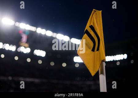 Turin, Italien. 11. Mai 2023 Eine Eckflagge mit dem Logo des FC Juventus ist vor dem Halbfinale der UEFA Europa League im ersten Fußballspiel zwischen dem FC Juventus und dem FC Sevilla zu sehen. Kredit: Nicolò Campo/Alamy Live News Stockfoto